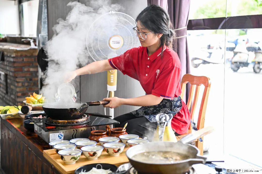 全网追的“扁担女孩”，找了一份暑假工，时薪12元 - 赤峰生活资讯 - 赤峰28生活网 chifeng.28life.net
